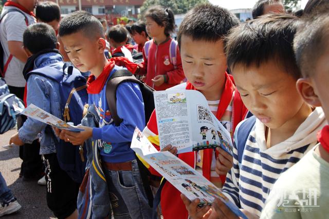 “非法校車”存隱患 聯(lián)合整治保安全 “非法校車”存隱患 聯(lián)合整治保安全