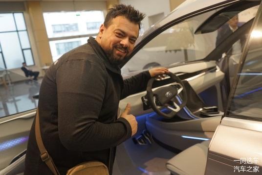 中東最大校車訂單花落誰家?186臺上汽MAXUS V80校車交付阿聯酋 中東最大校車訂單花落誰家?186臺上汽MAXUS V80校車交付阿聯酋