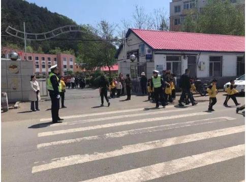 一校一策保安全 吉林省交警全力護航開學 一校一策保安全 吉林省交警全力護航開學