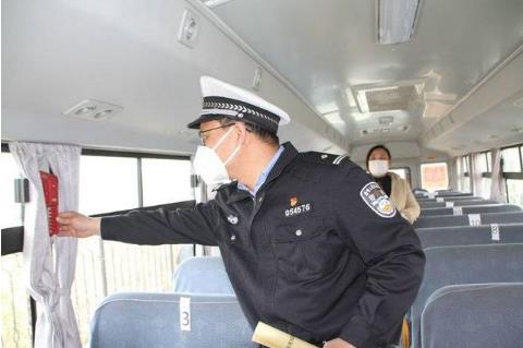 確保學生坐上“安全車”和“放心車” 高密市校車安全管理大練兵 確保學生坐上“安全車”和“放心車” 高密市校車安全管理大練兵