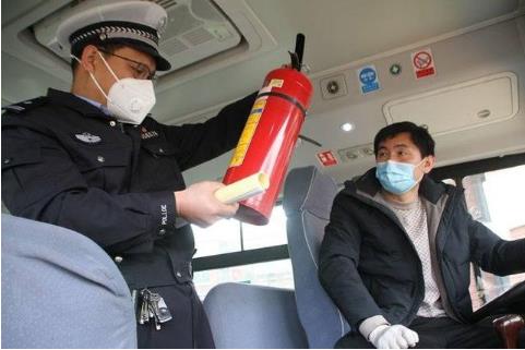 確保學生坐上“安全車”和“放心車” 高密市校車安全管理大練兵 確保學生坐上“安全車”和“放心車” 高密市校車安全管理大練兵