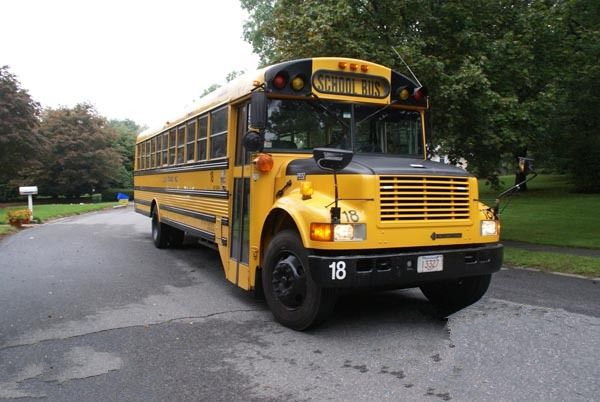 美國(guó)校車能撞爛悍馬車 你讓中國(guó)校車情何以堪? 校車