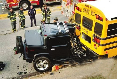 美國(guó)校車能撞爛悍馬車 你讓中國(guó)校車情何以堪? 校車價(jià)格